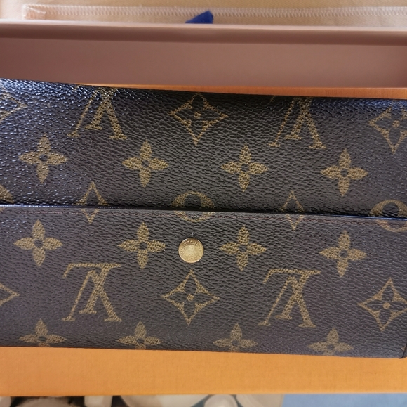 Louis Vuitton Handbags - 💯 authentic LV wallet
